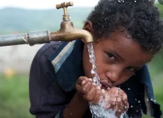 Afrika, Wasser, Kind (Foto: Samuel Stucki)